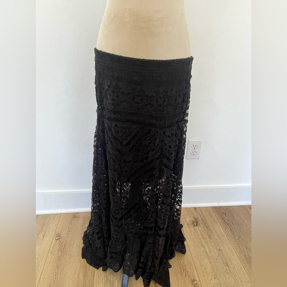 Black lace skirt. Elastic waist. Size Large.